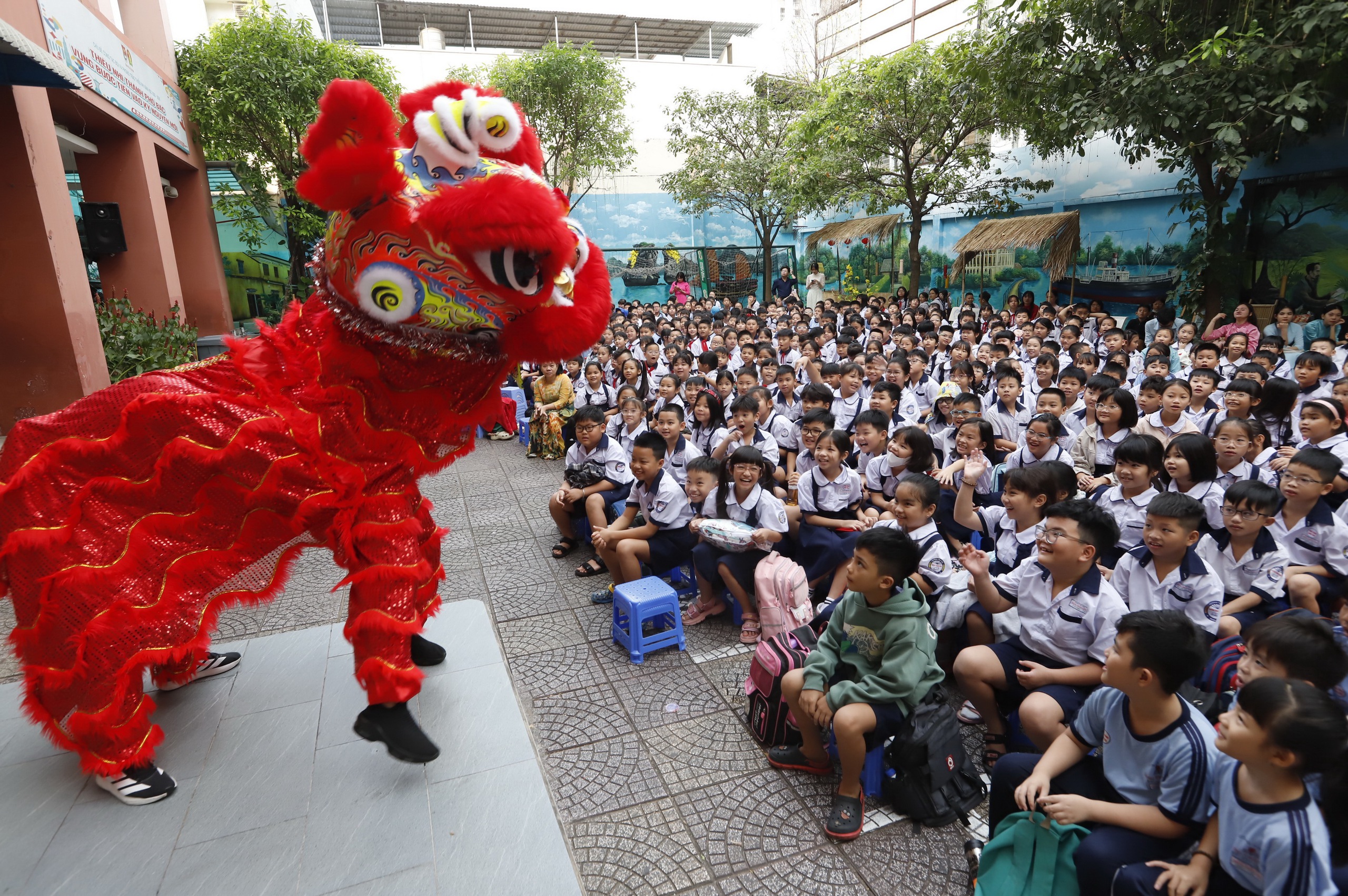 Gần 2,6 triệu học sinh TP.HCM rộn ràng trở lại trường sau Tết - Ảnh 5.
