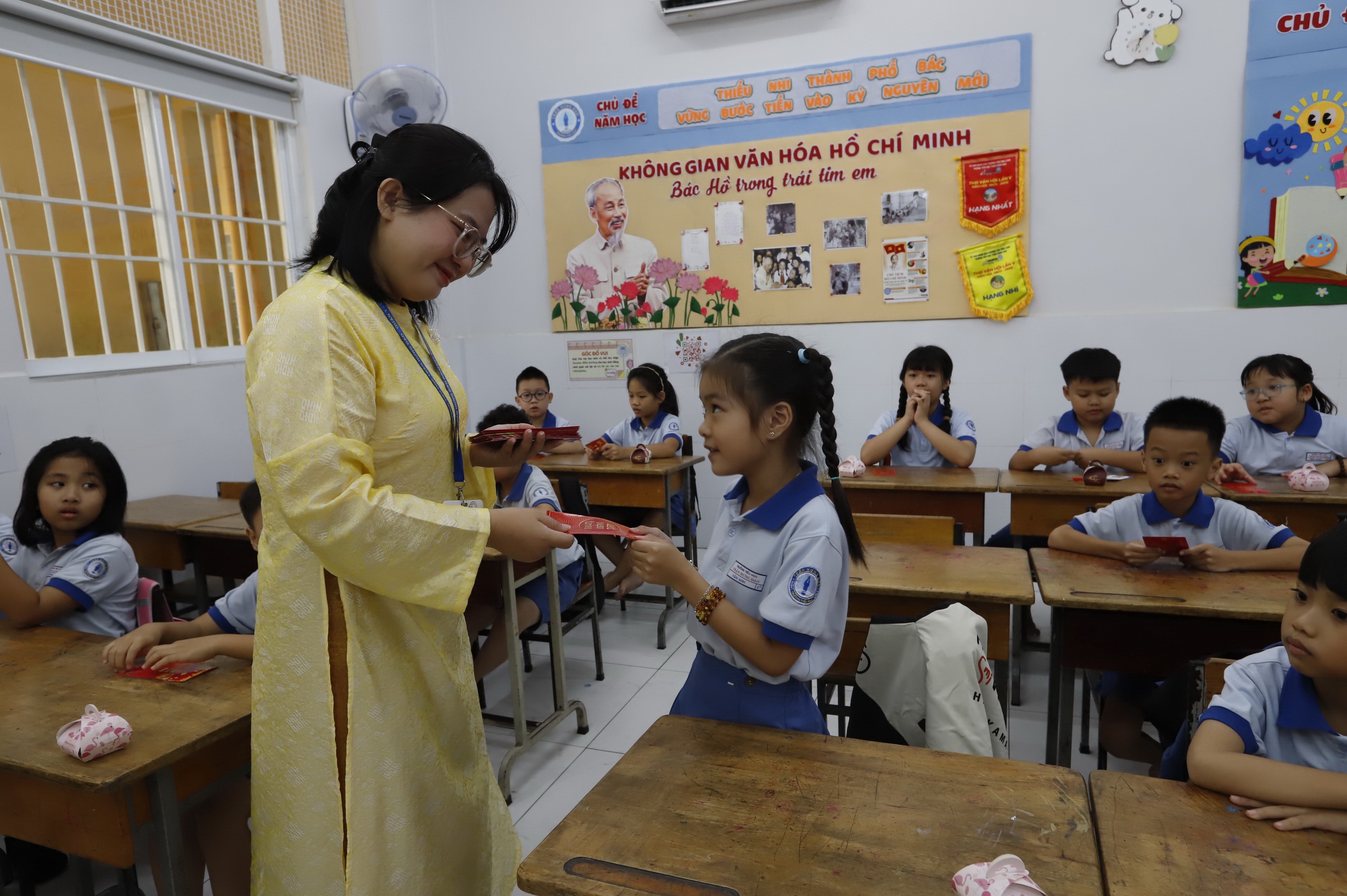 Gần 2,6 triệu học sinh TP.HCM rộn ràng trở lại trường sau Tết - Ảnh 7.