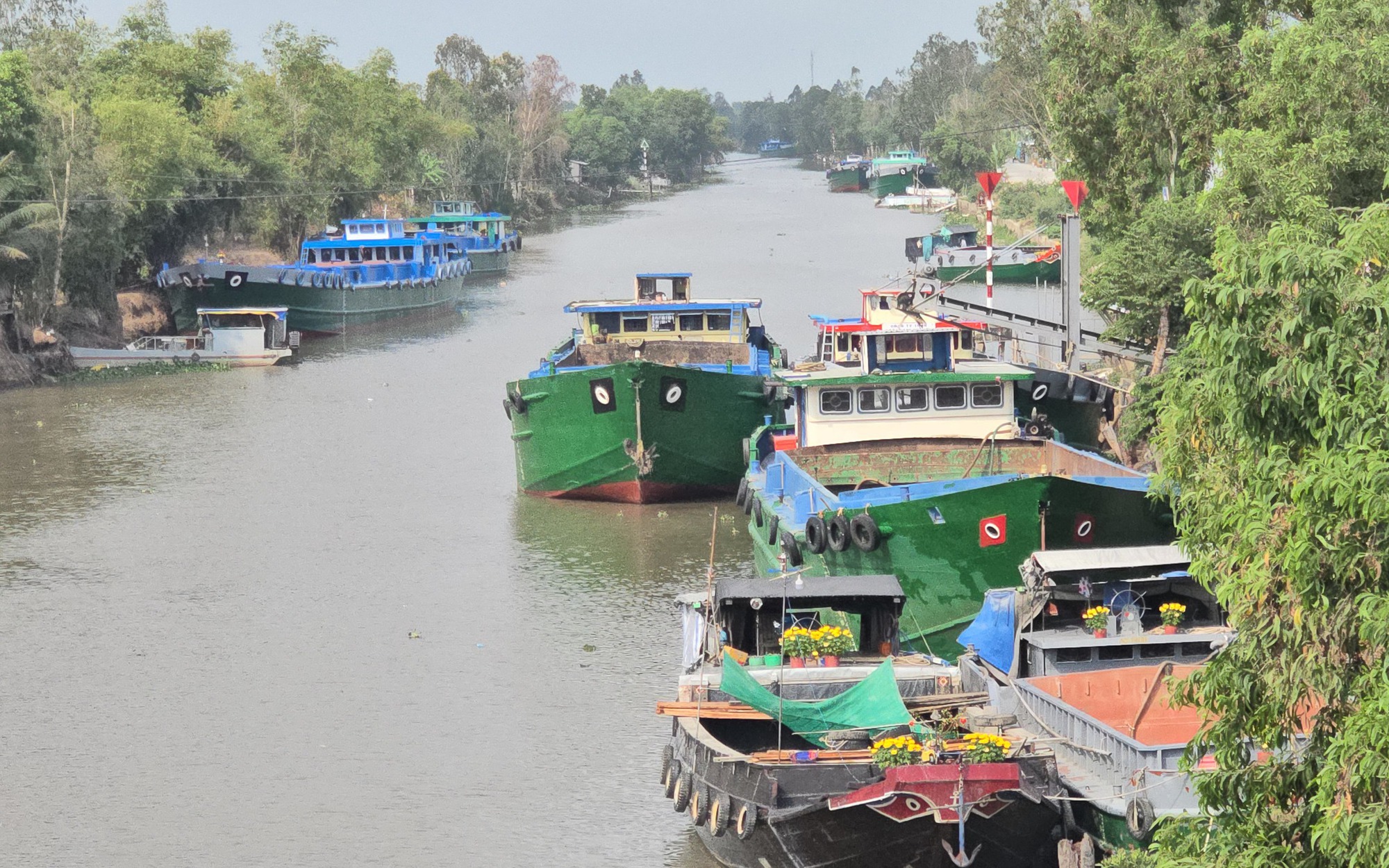 Hàng chục sà lan 'nằm tài' chờ lấy đá phục vụ cao tốc ĐBSCL