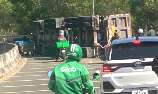 Xe ben lật chắn ngang đèo Cù Hin, giao thông từ sân bay Cam Ranh đến Nha Trang ùn ứ - Ảnh 1.