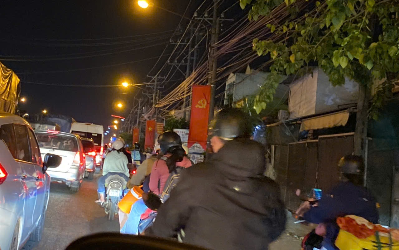 Kẹt xe kinh hoàng ngày cuối Tết: 120km mất 9 giờ trên quốc lộ 1