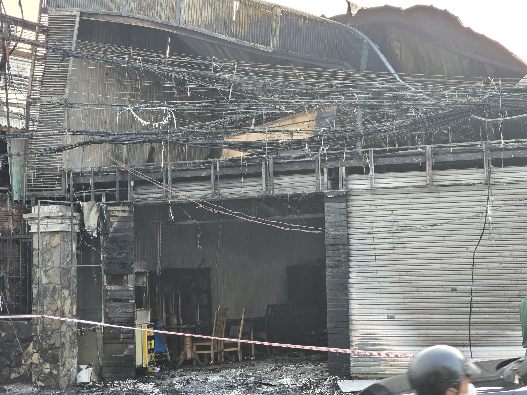 Cháy lớn cửa hàng bán đồ gỗ trên đường Đỗ Xuân Hợp - Ảnh 8.