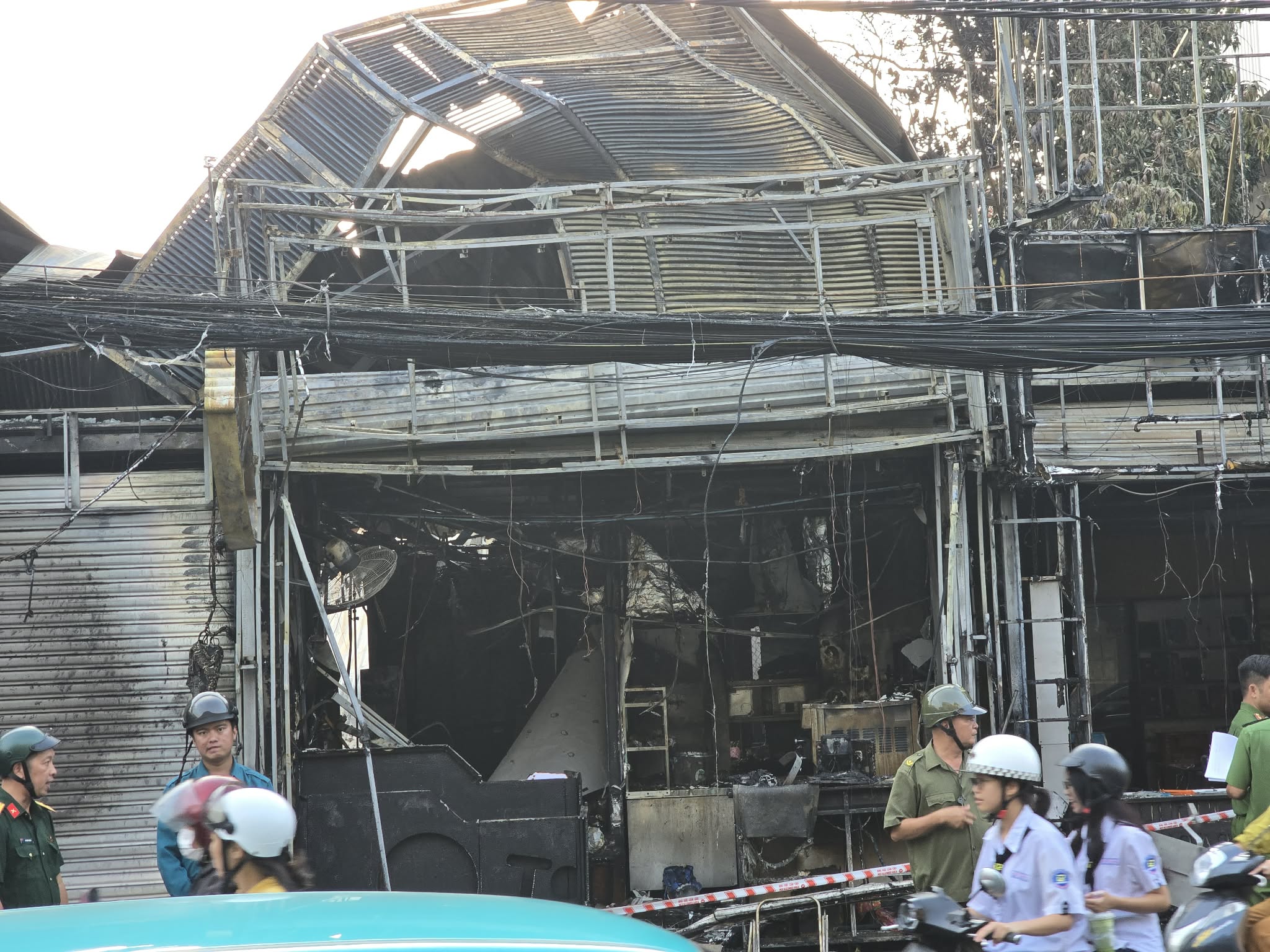 Cháy lớn cửa hàng bán đồ gỗ trên đường Đỗ Xuân Hợp - Ảnh 9.