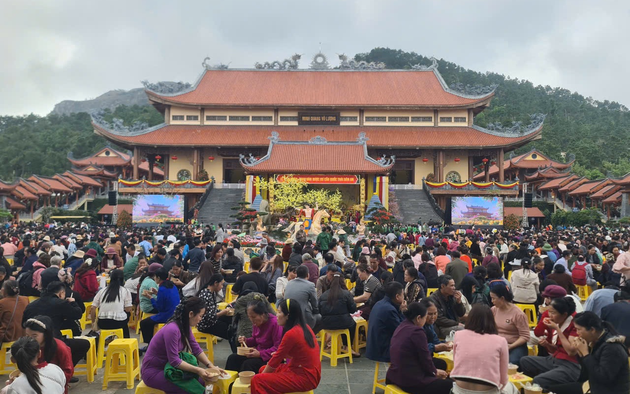 Hàng vạn du khách đổ về chùa Ba Vàng trong ngày mùng 8 Tết Nguyên đán