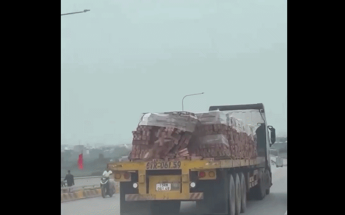 Xe đầu kéo làm rơi gạch trên đường ở Hải Phòng, tài xế bị phạt 3 triệu đồng