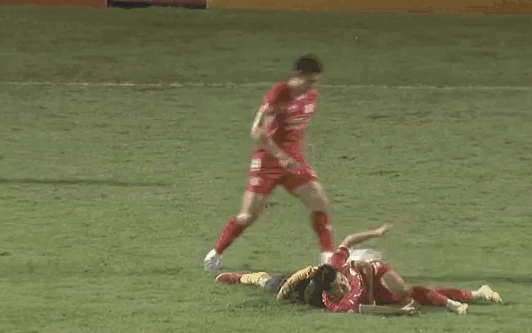Đoàn Văn Hậu ghi siêu phẩm 'lá vàng rơi', Công An Hà Nội thắng Thanh Hóa 3-1