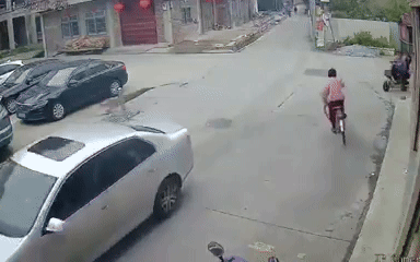 Nữ sinh Trung Quốc cứu cụ bà ngã xe bị kiện ngược, gây tranh cãi về trách nhiệm pháp lý
