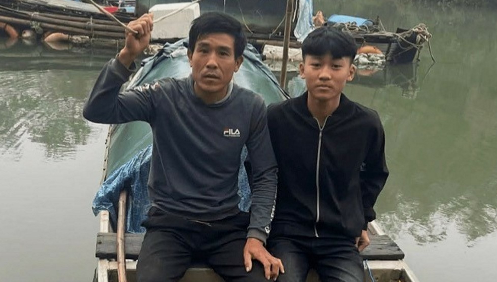 Hai cha con cứu 3 người trong vụ lật đò trên sông Gianh được khen thưởng - Ảnh 1.