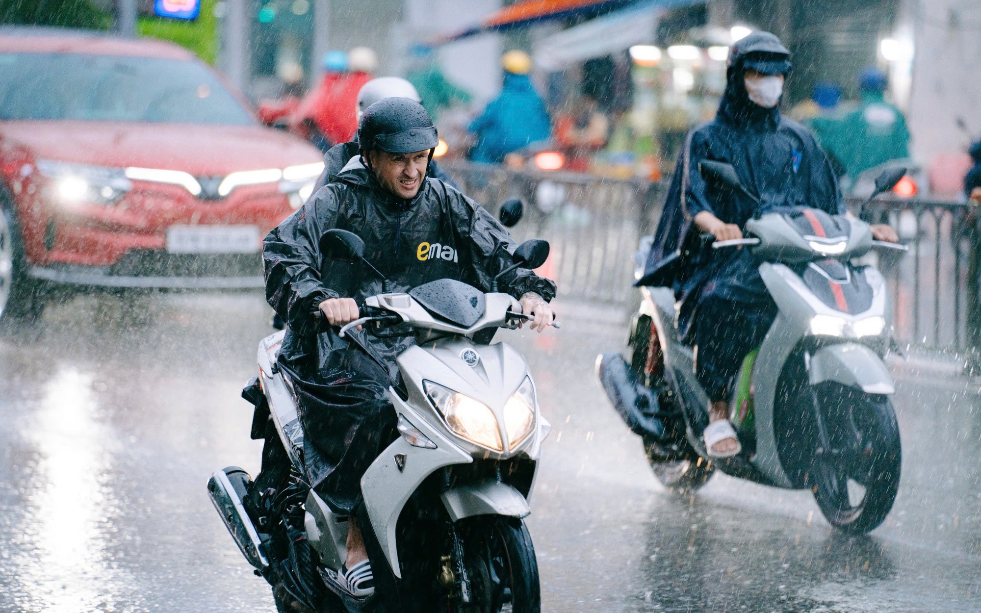 Unseasonal rain hits Ho Chi Minh City, southern Vietnam- Ảnh 2.