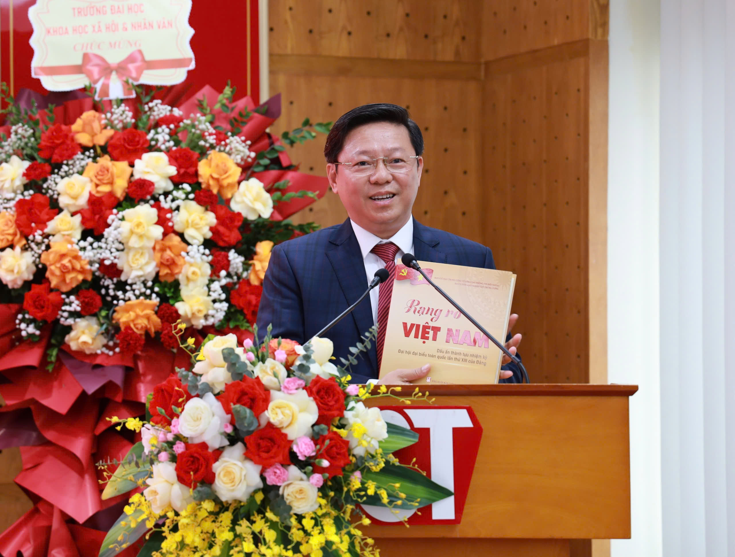 Thấy gì qua dấu ấn thành tựu nhiệm kỳ Đại hội XIII của Đảng? - Ảnh 1.