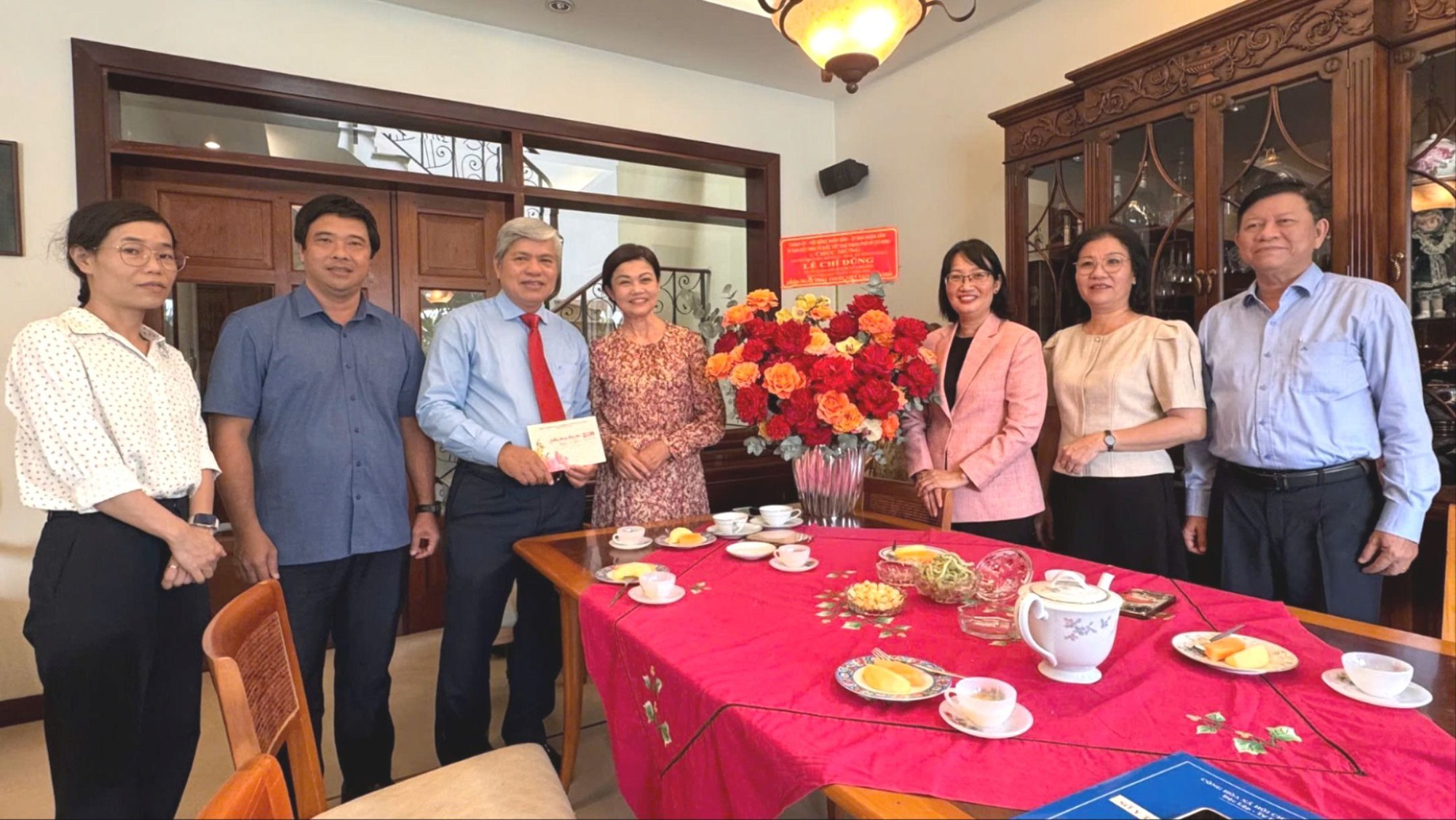 Lãnh đạo TP.HCM thăm, chúc mừng các thầy thuốc tiêu biểu dịp 27-2 - Ảnh 1.