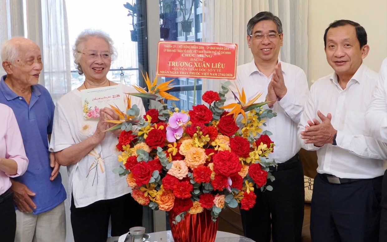 Lãnh đạo TP.HCM thăm hỏi, tri ân các bác sĩ tiêu biểu nhân Ngày Thầy thuốc Việt Nam