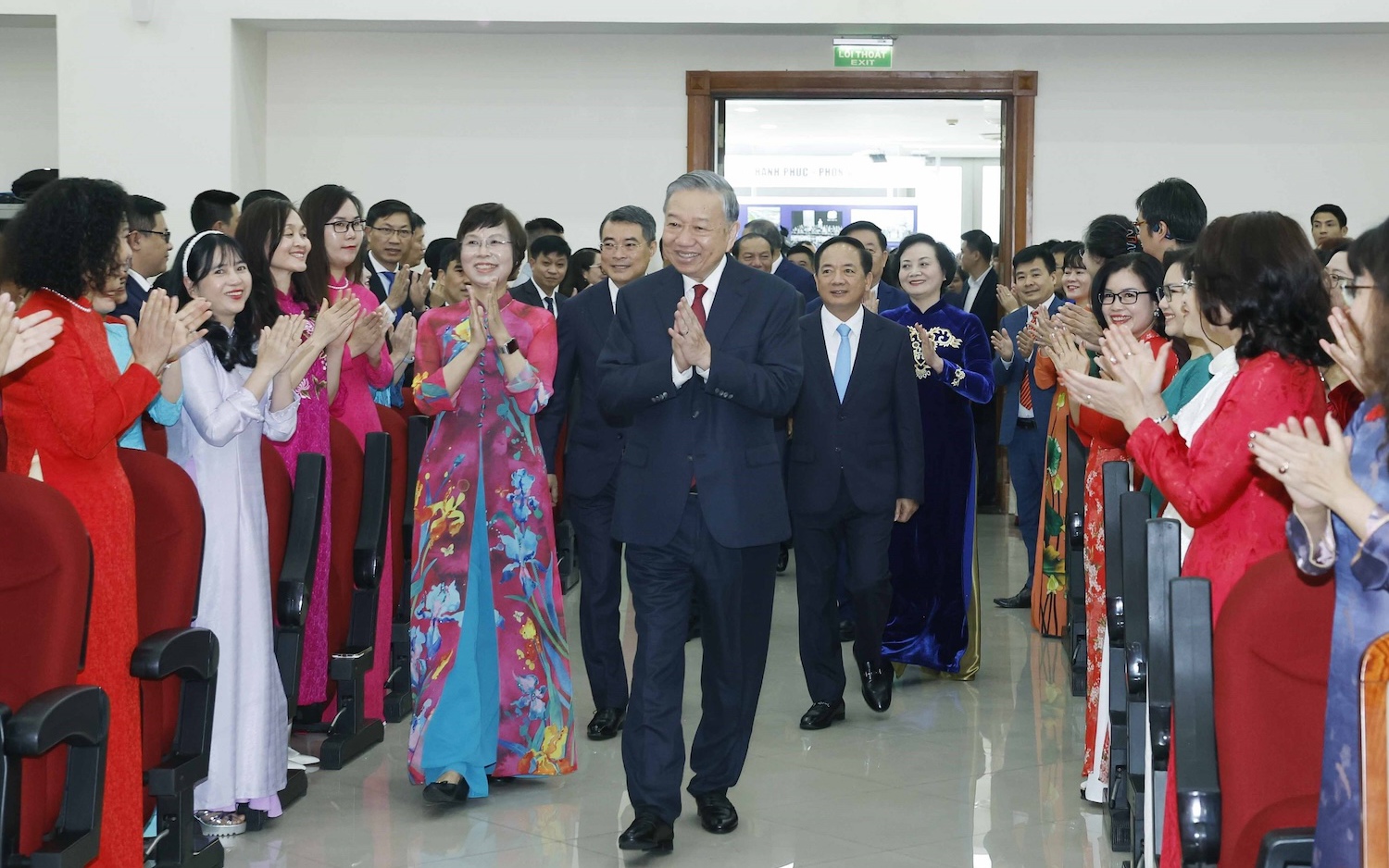Tổng Bí thư Tô Lâm thăm TTXVN: Nhấn mạnh vai trò 'ngân hàng tin' và đạo đức báo chí