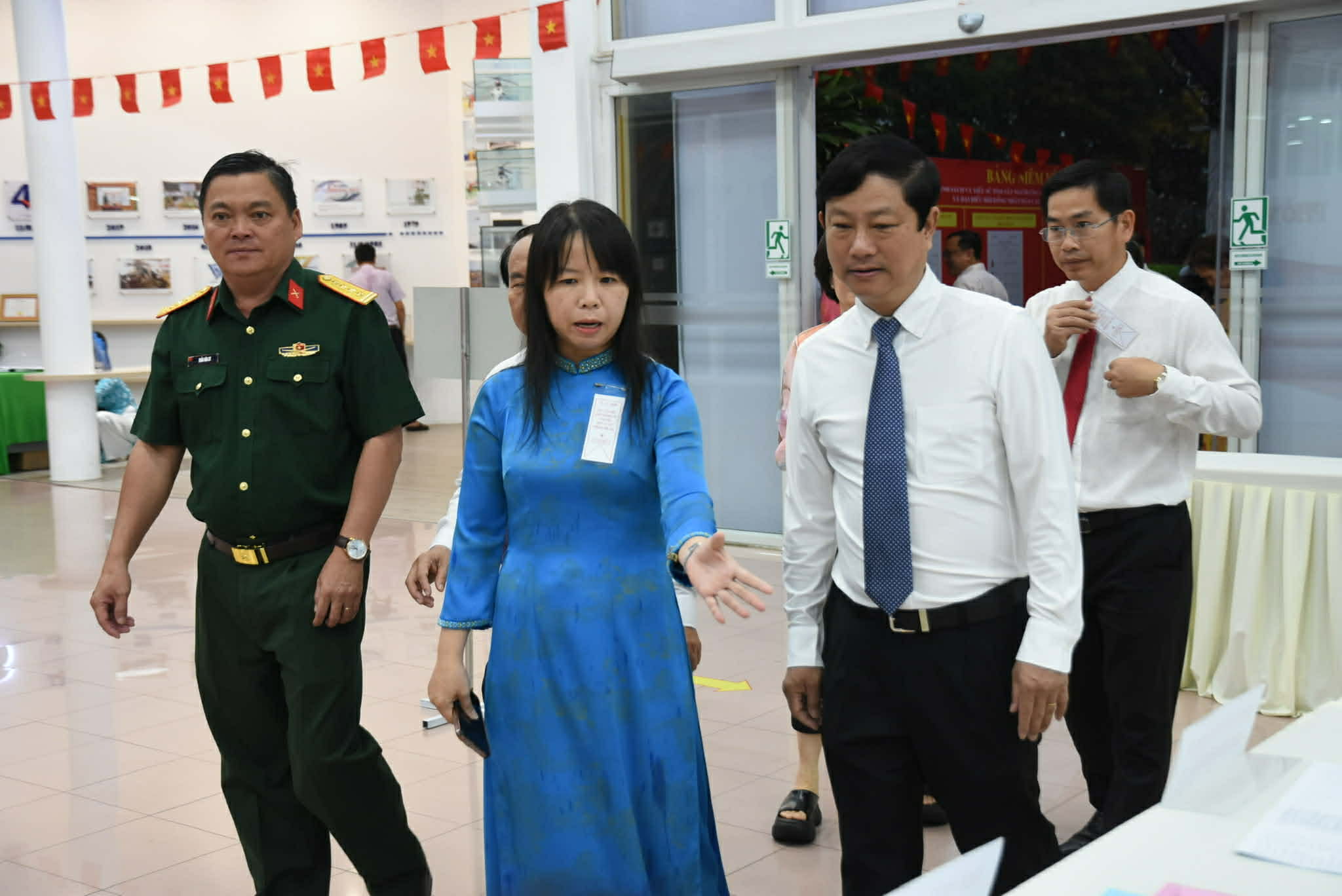 Sáng nay, 4.500 cử tri TP.HCM đi bầu cử sớm - Ảnh 1.