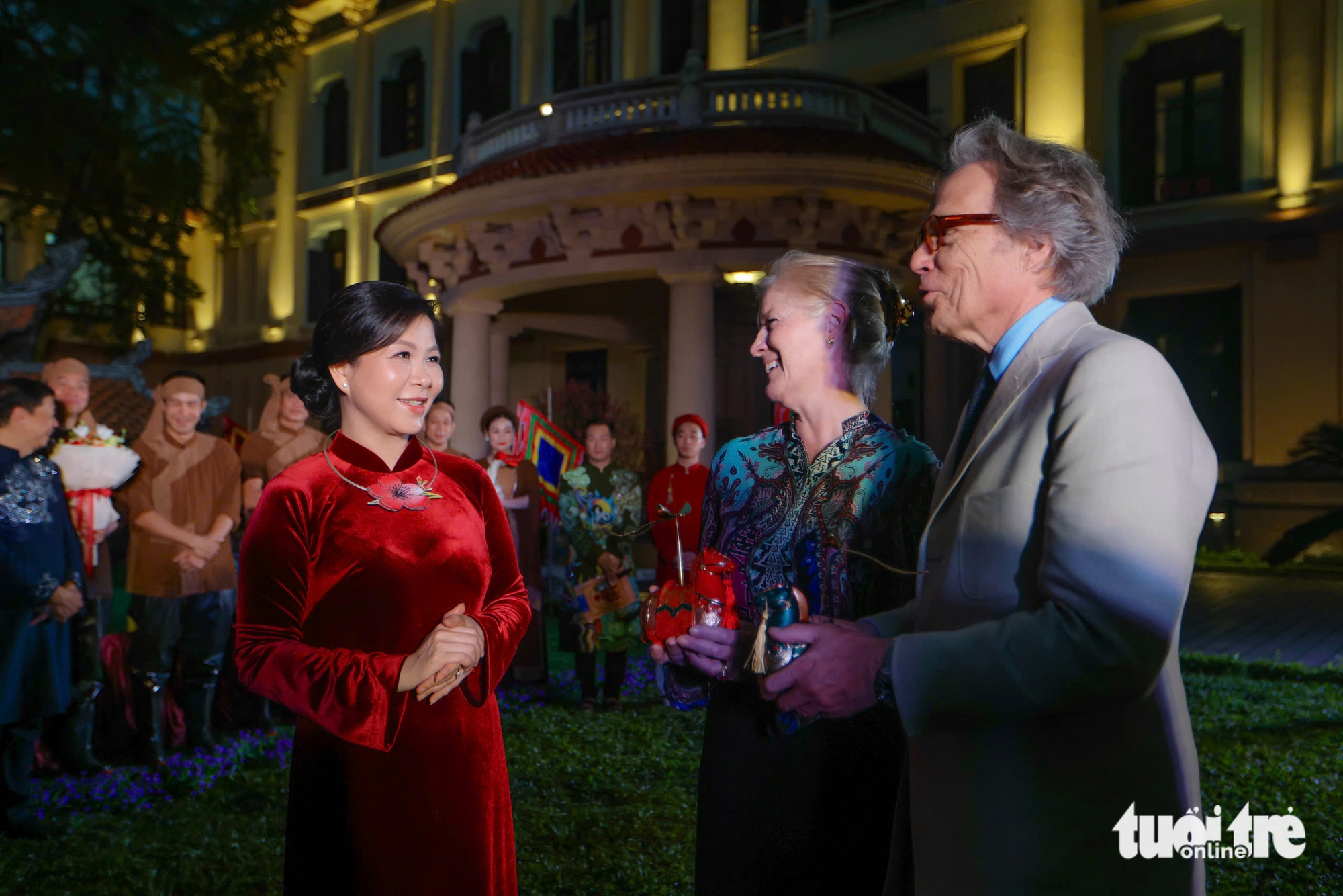 Vietnam, UK dignitaries attend cultural visit at Hanoi art museum - Ảnh 1.