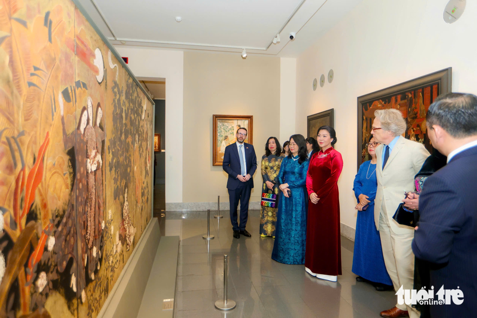 Vietnam, UK dignitaries attend cultural visit at Hanoi art museum - Ảnh 2.