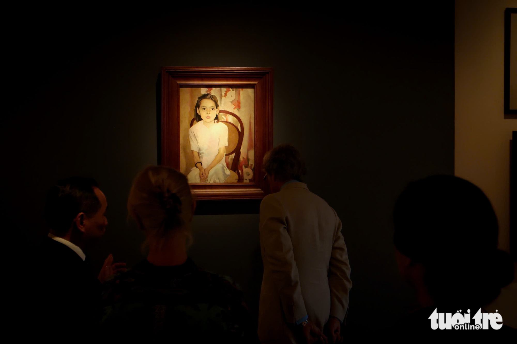 Vietnam, UK dignitaries attend cultural visit at Hanoi art museum - Ảnh 3.