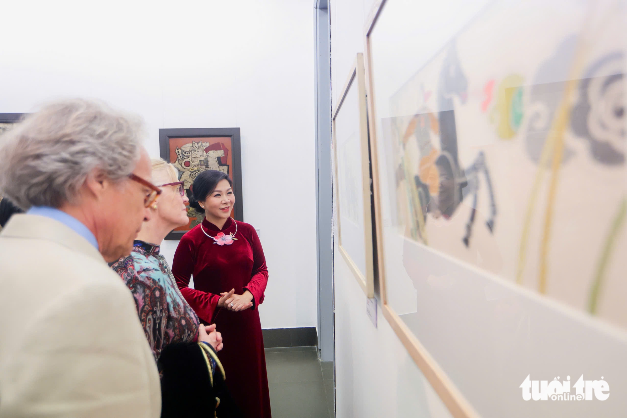 Vietnam, UK dignitaries attend cultural visit at Hanoi art museum - Ảnh 4.