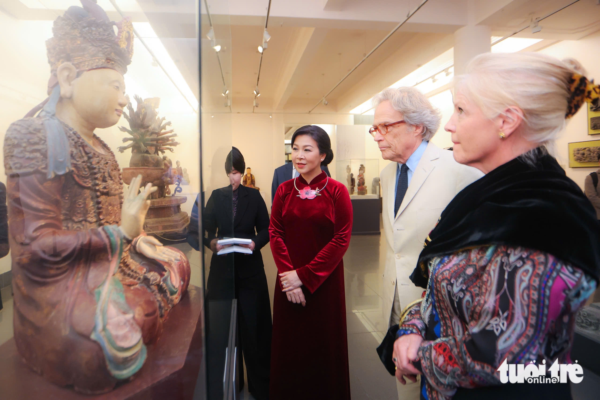 Vietnam, UK dignitaries attend cultural visit at Hanoi art museum - Ảnh 7.
