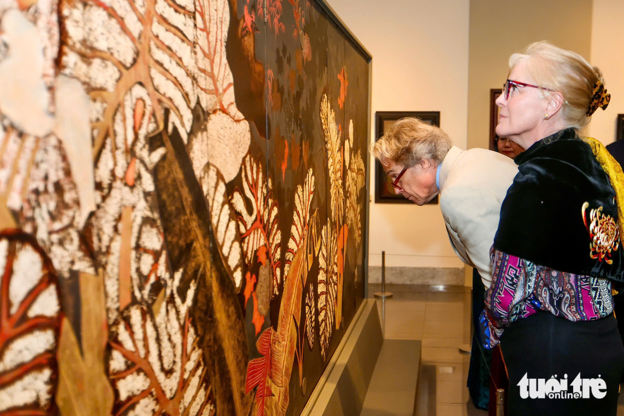 Vietnam, UK dignitaries attend cultural visit at Hanoi art museum - Ảnh 8.