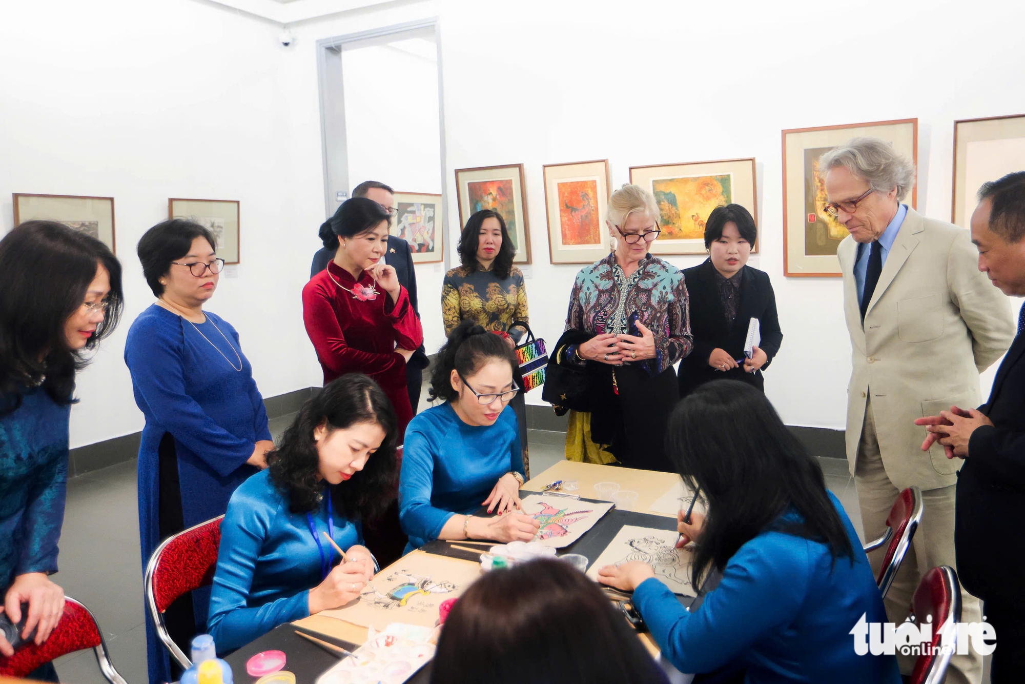 Vietnam, UK dignitaries attend cultural visit at Hanoi art museum - Ảnh 9.