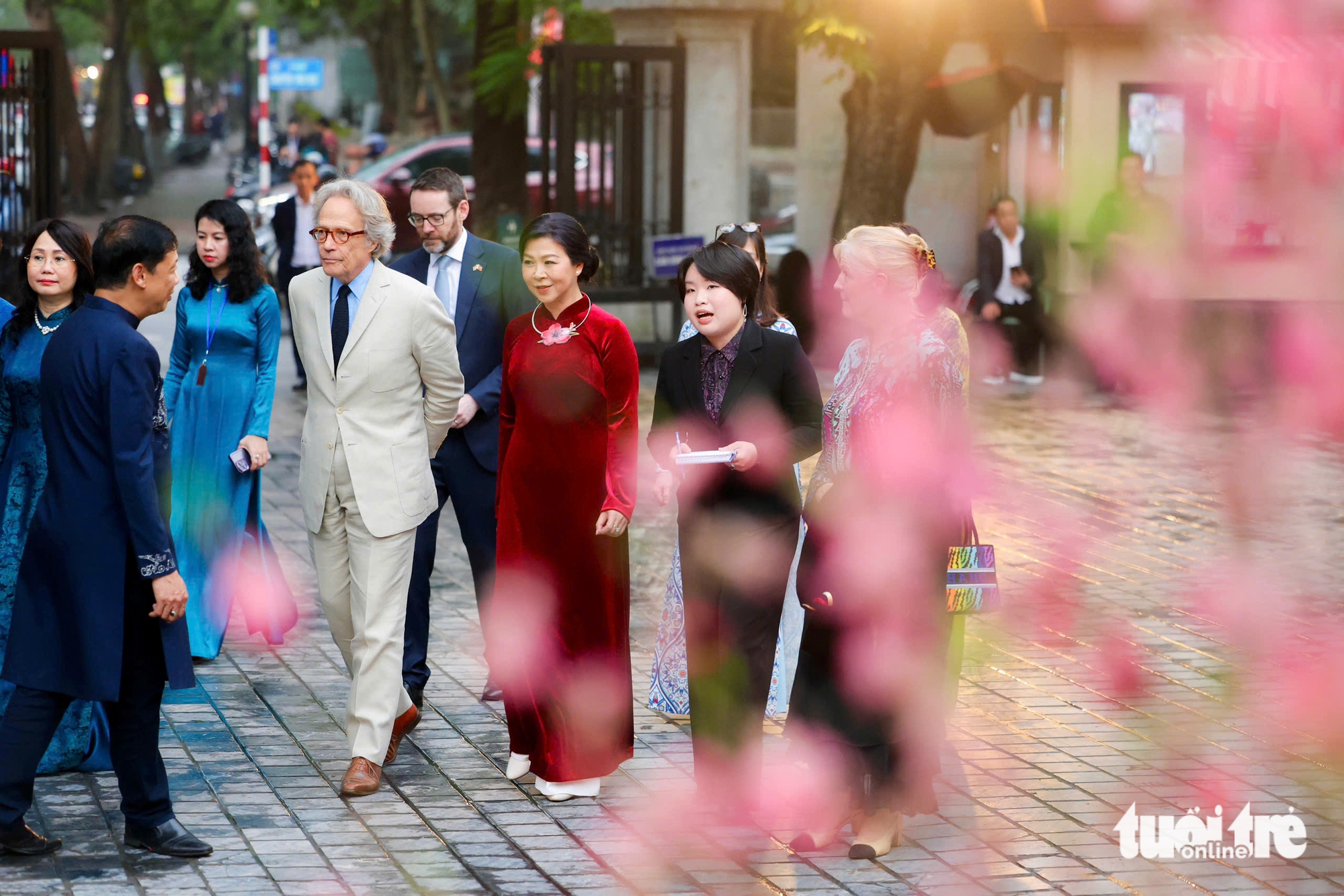 Vietnam, UK dignitaries attend cultural visit at Hanoi art museum - Ảnh 10.