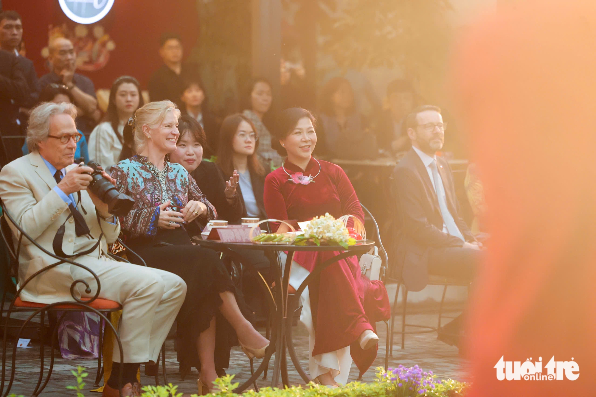 Vietnam, UK dignitaries attend cultural visit at Hanoi art museum - Ảnh 13.