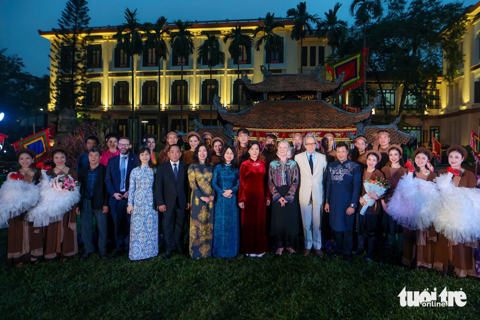 Vietnam, UK dignitaries attend cultural visit at Hanoi art museum - Ảnh 16.