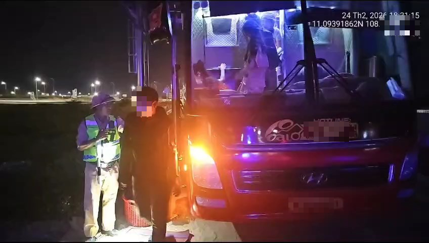 Xe khách chở quá 17 người trên cao tốc Vĩnh Hảo - Phan Thiết bị xử phạt 127 triệu đồng - Ảnh 1.