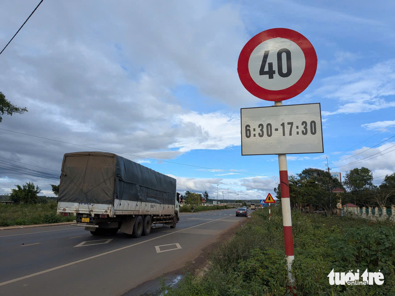 Biển hạn chế tốc độ dày đặc trên quốc lộ 19: Sở Xây dựng đôn đốc vì mãi chưa nhổ được - Ảnh 1.