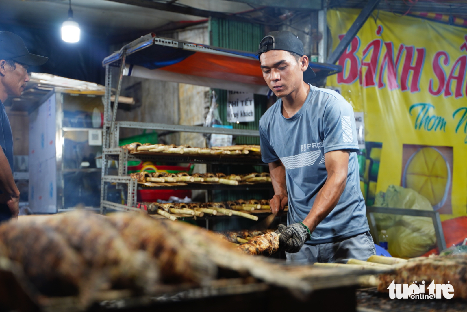 Đỏ lửa xuyên đêm nướng hàng ngàn cá lóc cho ngày vía Thần Tài - Ảnh 5.