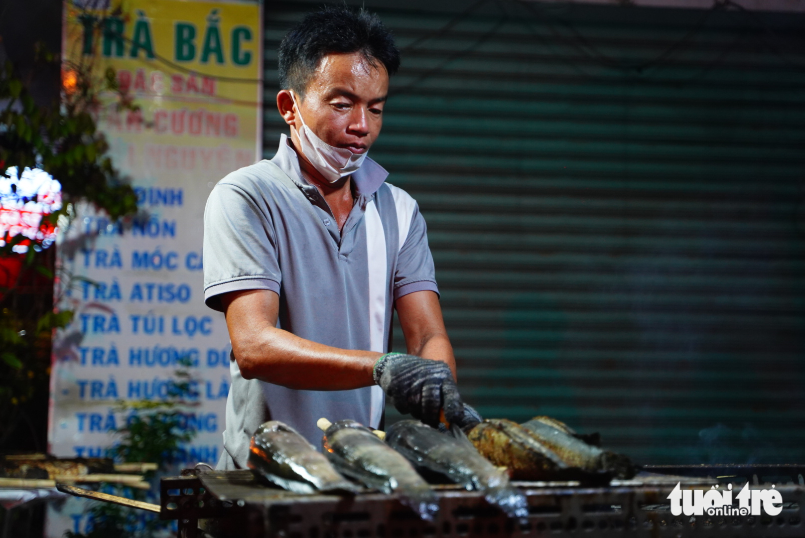 Đỏ lửa xuyên đêm nướng hàng ngàn cá lóc cho ngày vía Thần Tài - Ảnh 6.