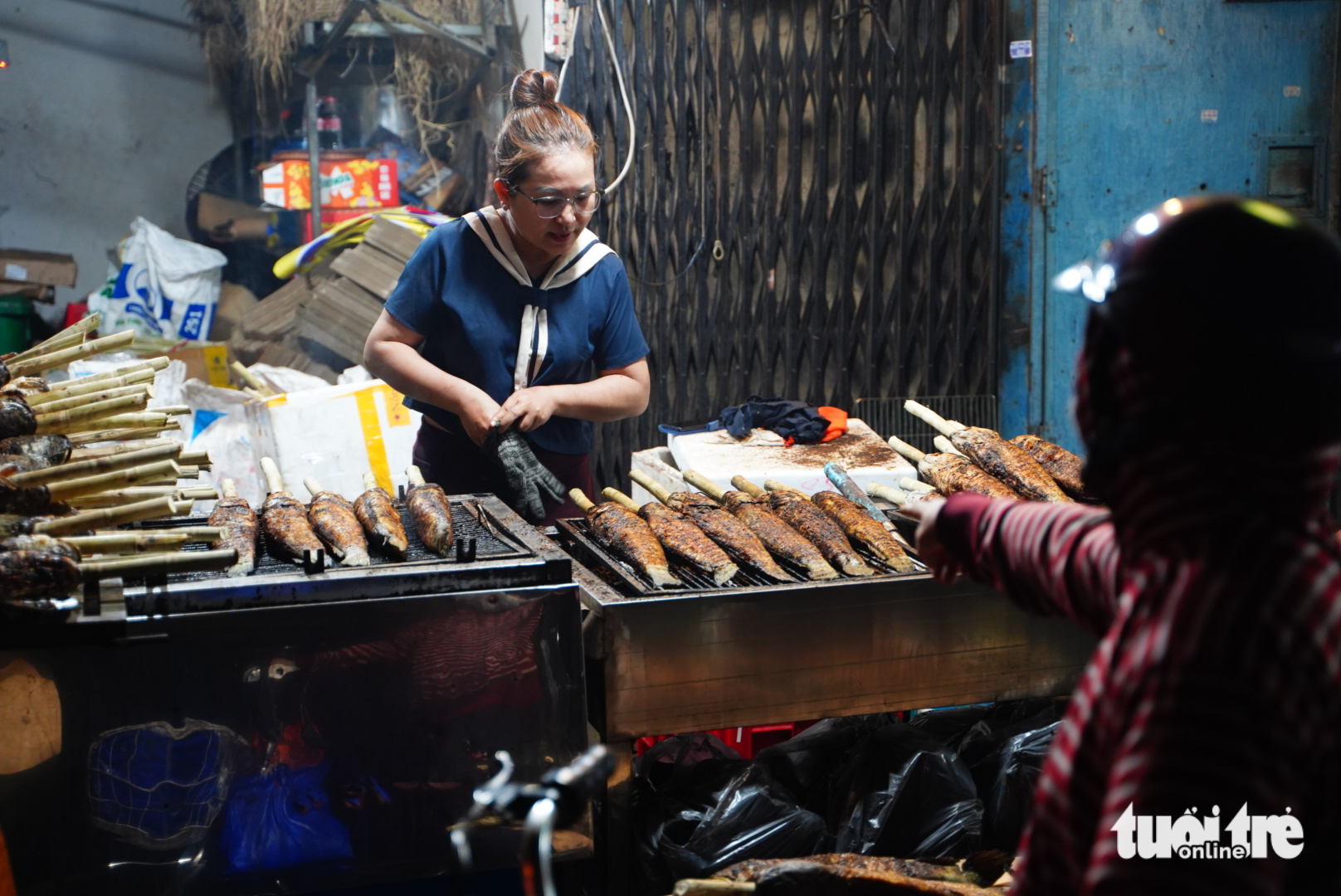 Đỏ lửa xuyên đêm nướng hàng ngàn cá lóc cho ngày vía Thần Tài - Ảnh 7.