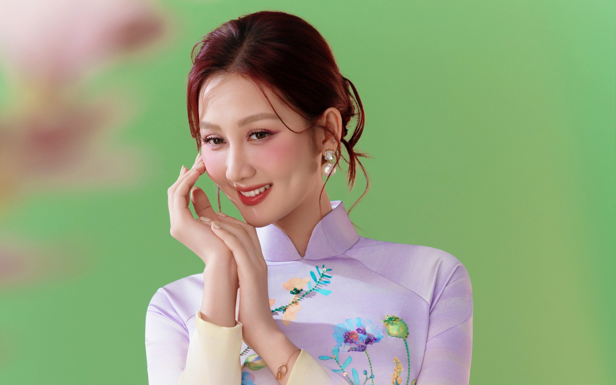 Hoa hậu Quế Anh làm người mẫu cho bộ sưu tập áo dài 'Lung linh sắc hoa' của Liên Hương
