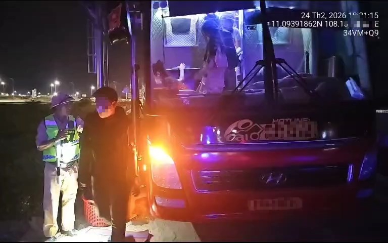 Xe khách chở quá 17 người bị phạt 127,5 triệu đồng trên cao tốc Lâm Đồng