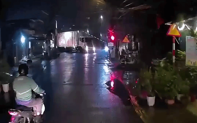 Tàu hỏa va chạm xe đầu kéo ở Hà Nội: Hành khách an toàn, tài xế mắc kẹt