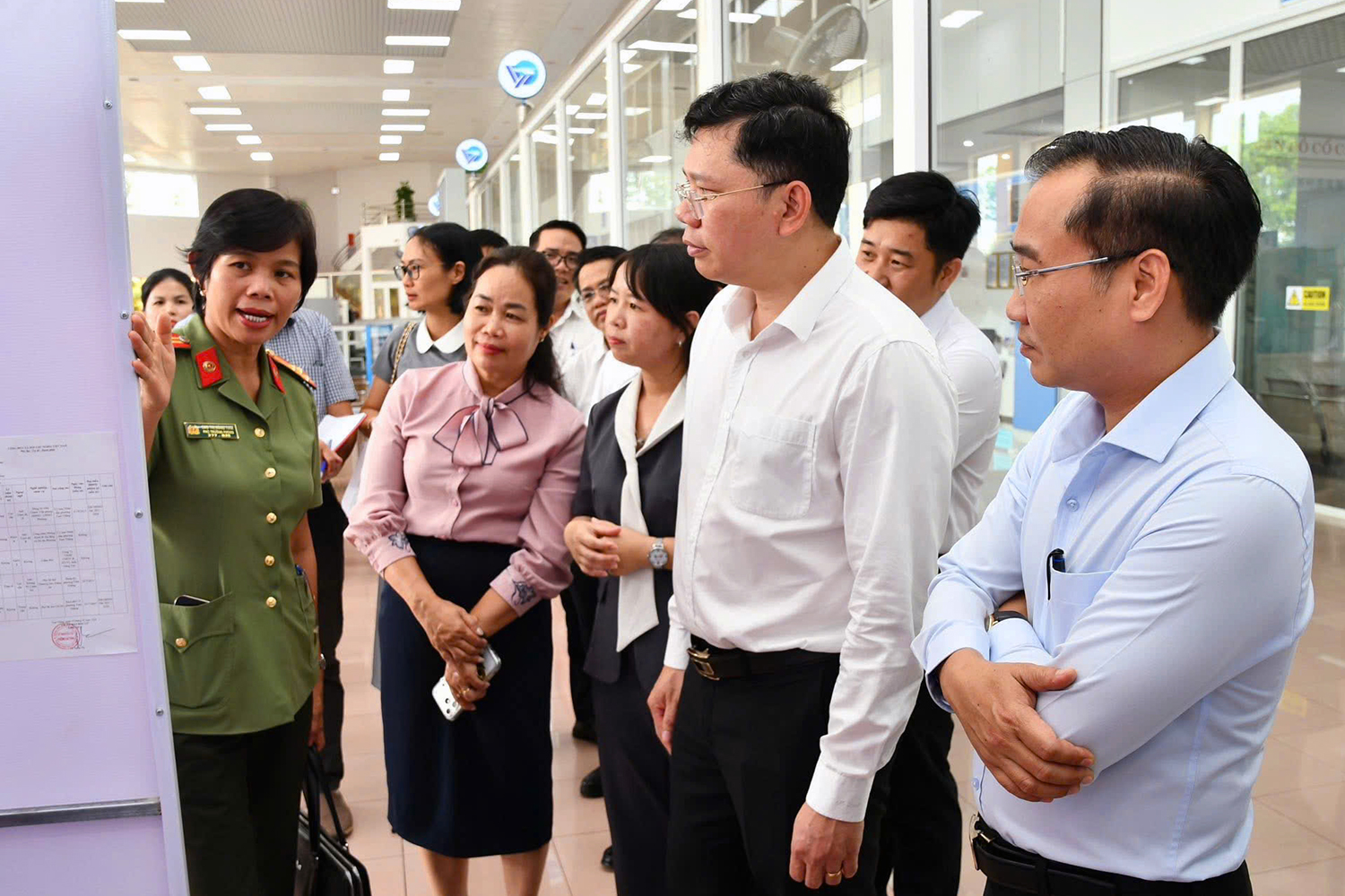 Lãnh đạo TP.HCM kiểm tra công tác bầu cử tại 4 khu vực bỏ phiếu sớm - Ảnh 3.