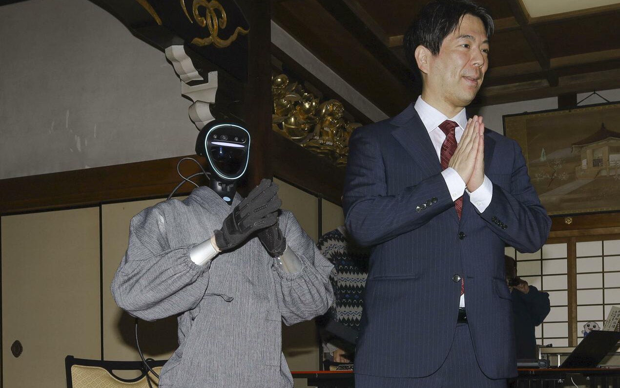 Robot Nhà Sư AI Buddharoid Trình Diễn Tại Chùa Ở Nhật Bản, Đối Đáp Tâm Linh