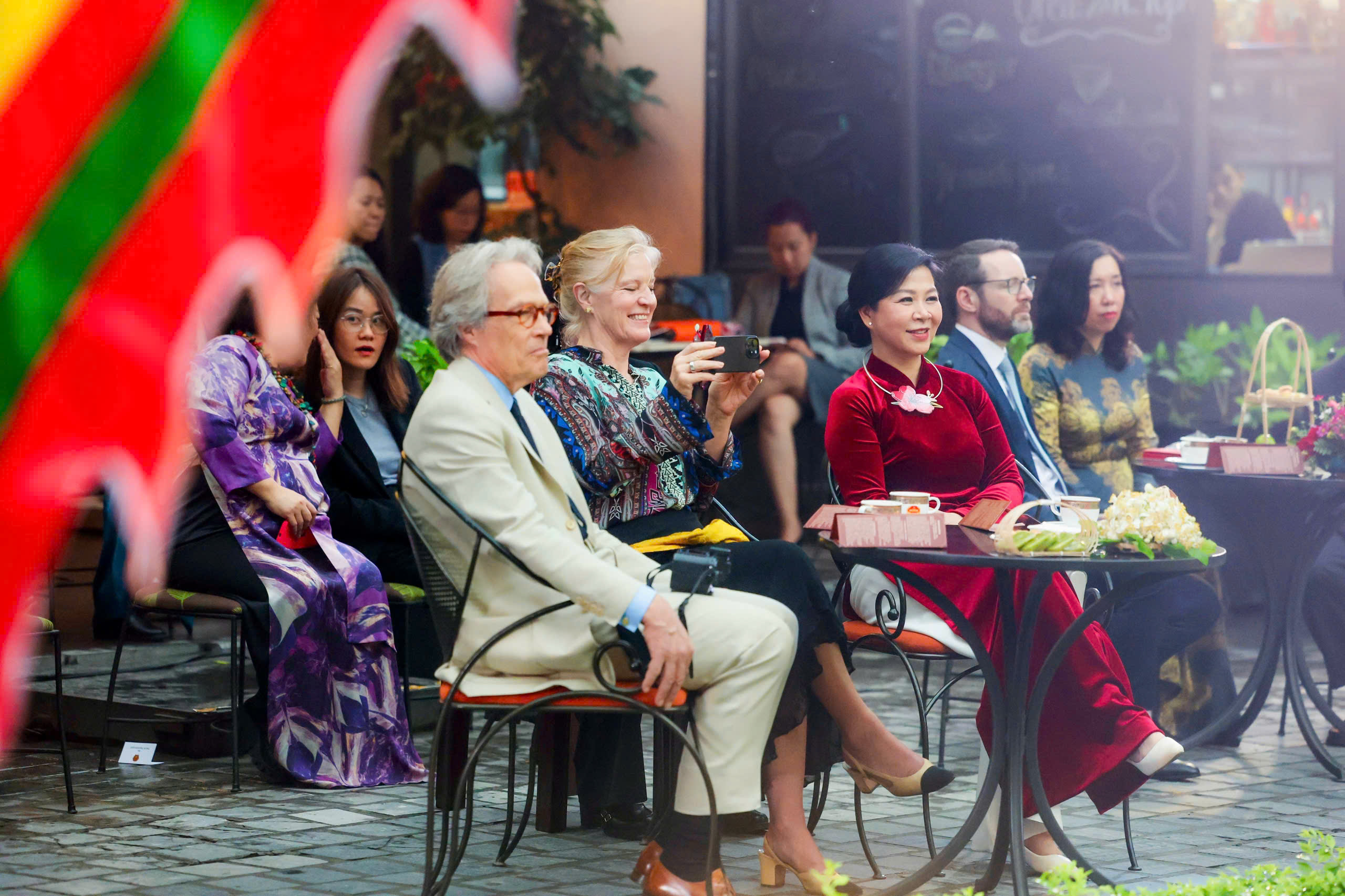 Vietnam, UK dignitaries attend cultural visit at Hanoi art museum - Ảnh 11.