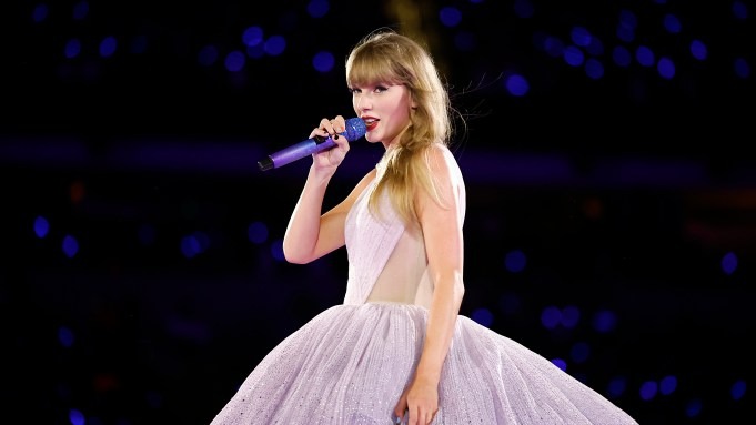 10 cuộc chia tay nảy lửa giữa nghệ sĩ và công ty quản lý: Từ TVXQ, Taylor Swift đến Jack, Mai Phương - Ảnh 7.