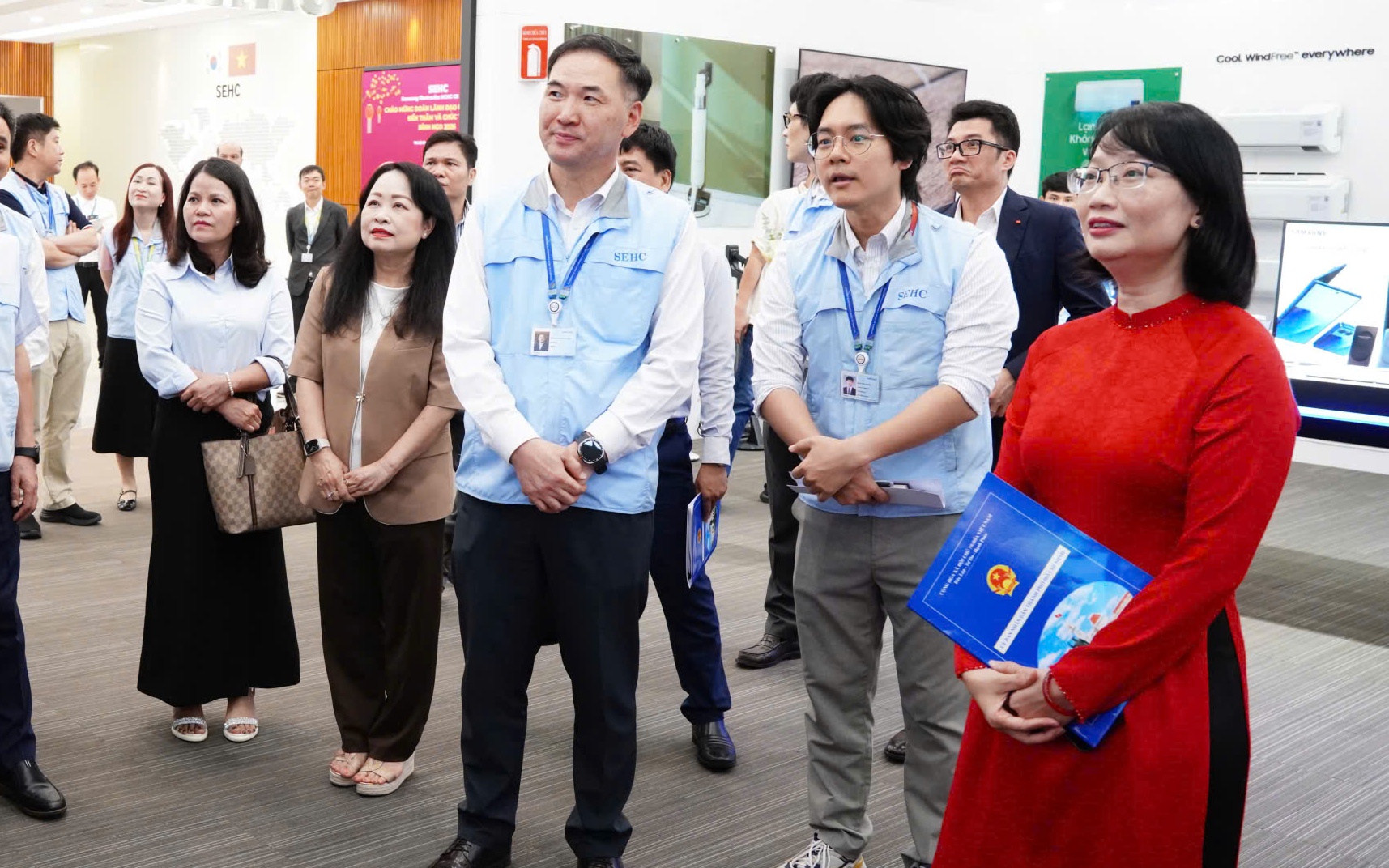 Lãnh đạo TP.HCM thăm, chúc Tết doanh nghiệp lớn Samsung và FPT