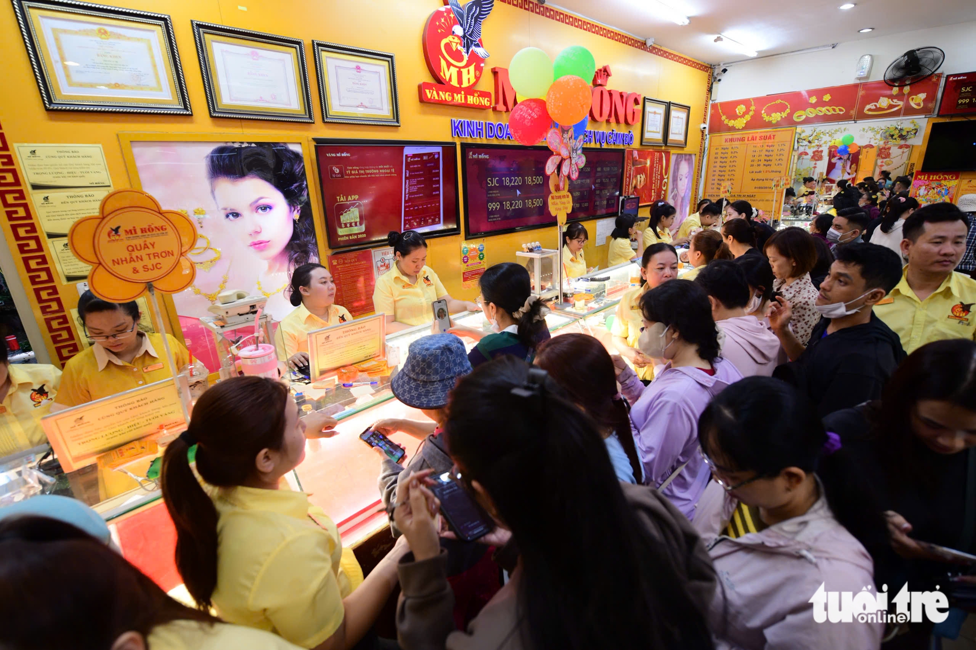 Đội mưa đi mua vàng ngày vía Thần Tài - Ảnh 1.