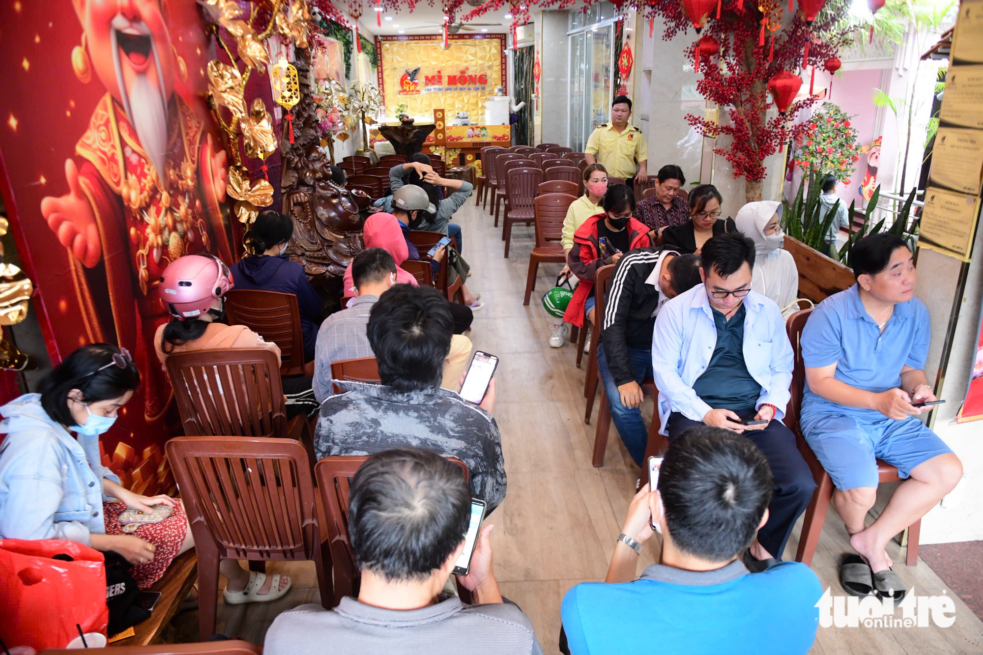 View - Vietnamese brave rain to buy gold on God of Wealth Day