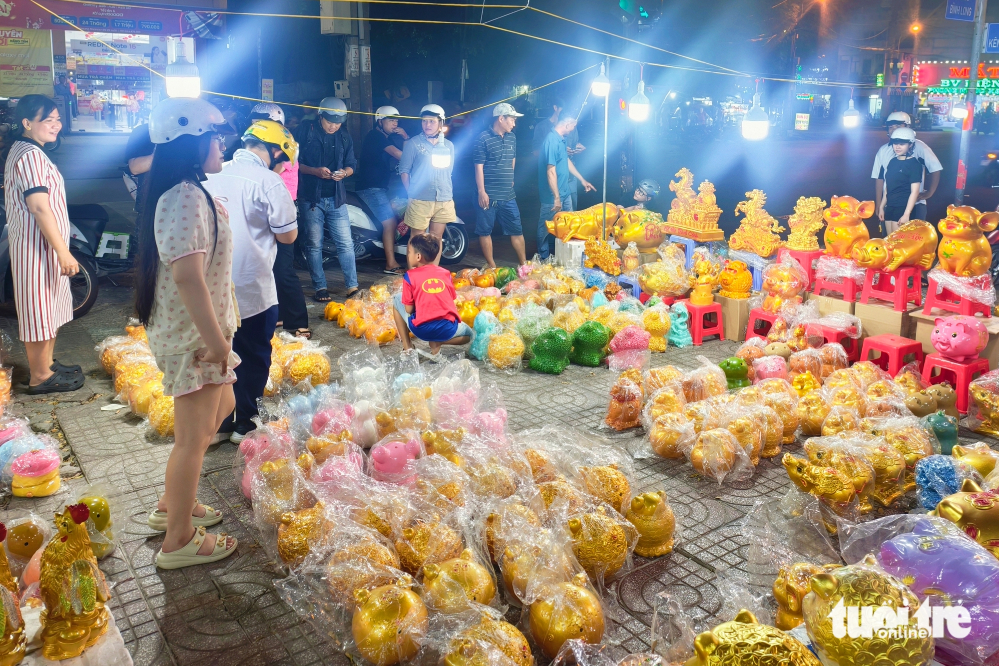 Heo đất bán chạy ngày vía Thần Tài, người dân 'nuôi heo' để sắm vàng - Ảnh 1.