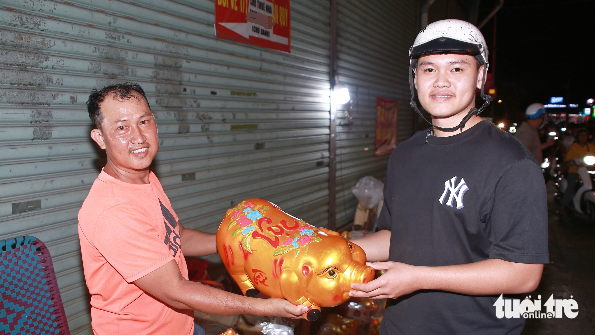 Heo đất bán chạy ngày vía Thần Tài, người dân 'nuôi heo' để sắm vàng - Ảnh 2.