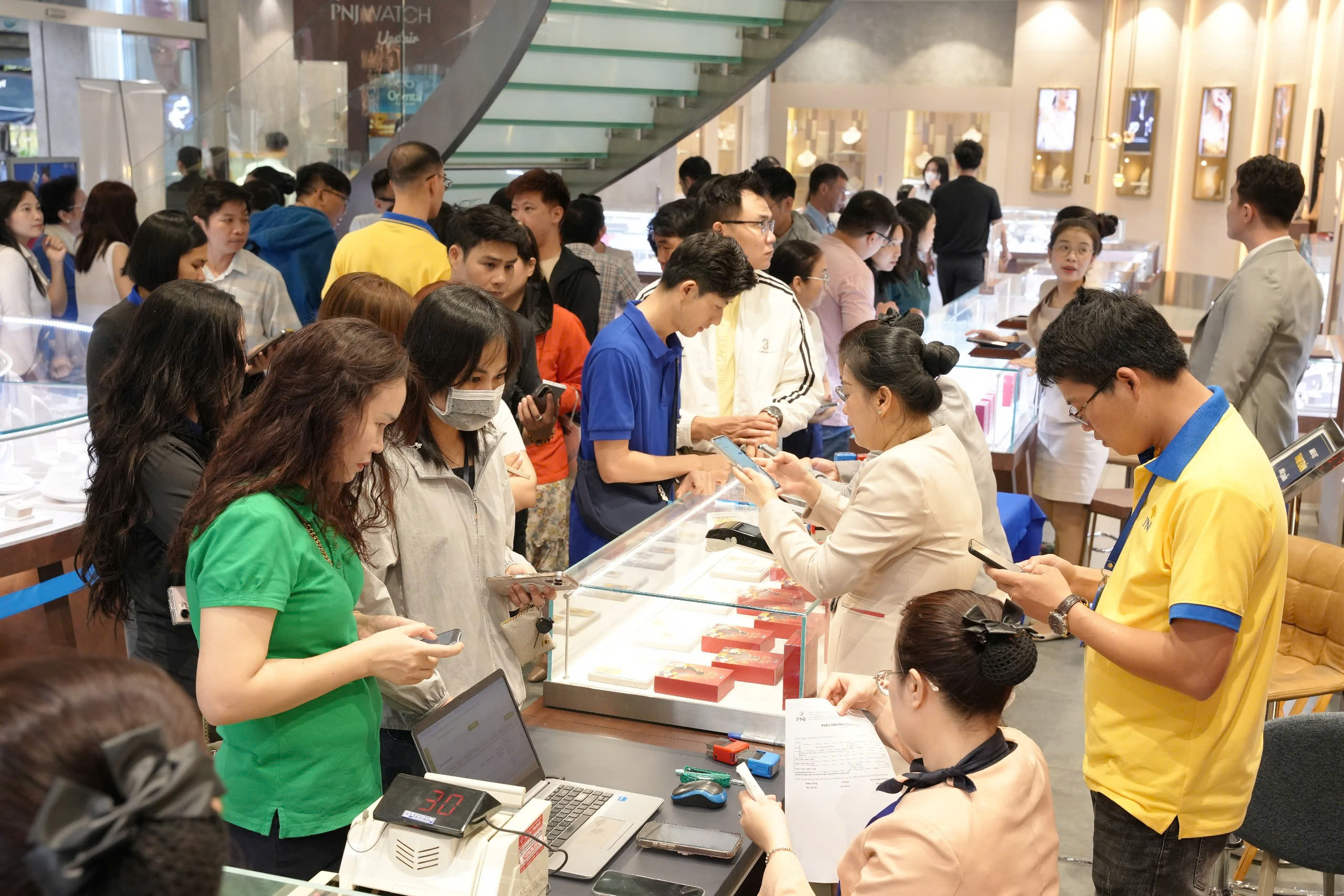 Giá vàng bạc giảm mạnh trong ngày vía Thần Tài - Ảnh 4.