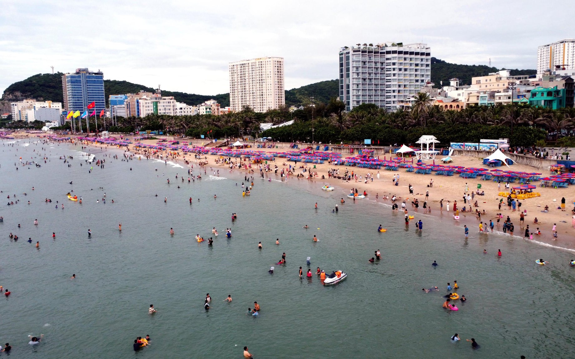 Bãi Sau Vũng Tàu sạch đẹp, thu hút hàng ngàn du khách sau cải tạo