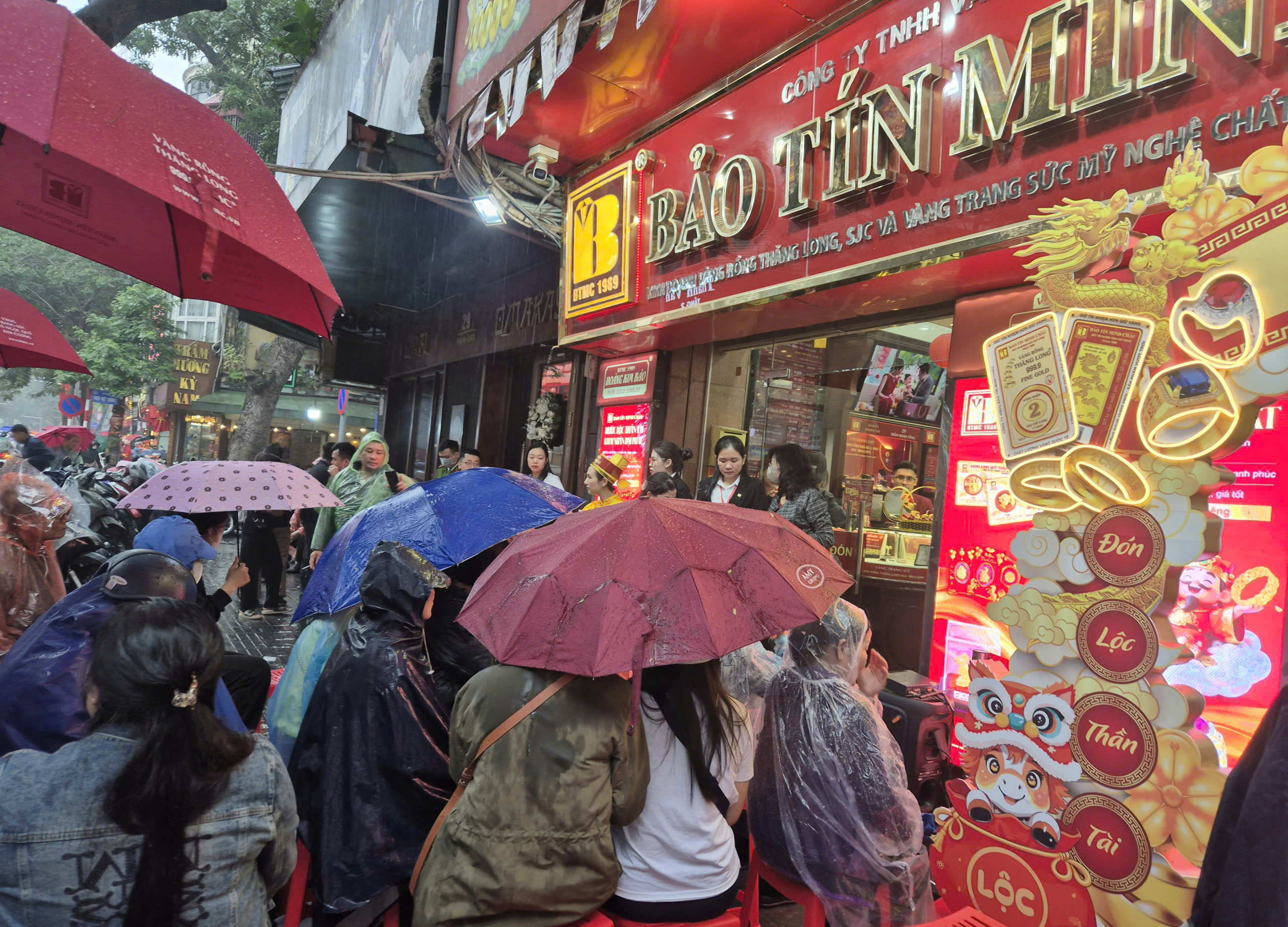 View - Vietnamese brave rain to buy gold on God of Wealth Day