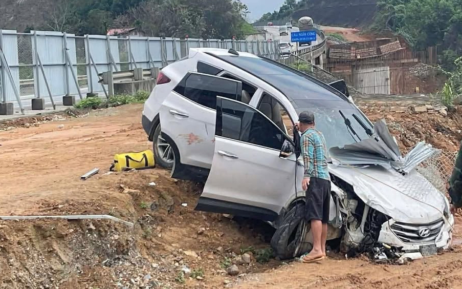 Ô Tô Mất Lái Đâm Hàng Rào Cao Tốc, Người Ngồi Ghế Phụ Bị Sắt Đâm Xuyên Người