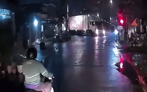 Cảnh sát giao thông chỉ rõ nguyên nhân vụ tàu hỏa húc văng xe đầu kéo ở Hà Nội